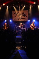 「ばかばっか」でウォール・オブ・デスを敢行するオーディエンス。 （撮影：岩佐篤樹）