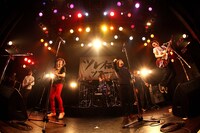 アンコールでの忘れらんねえよとフラワーカンパニーズ。（撮影：岩佐篤樹）