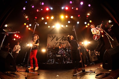 アンコールでの忘れらんねえよとフラワーカンパニーズ。（撮影：岩佐篤樹）