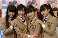 左から飯田來麗、杉﨑寧々、堀内まり菜、佐藤日向。