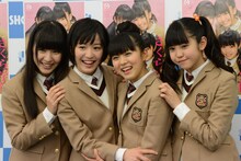 左から飯田來麗、杉﨑寧々、堀内まり菜、佐藤日向。