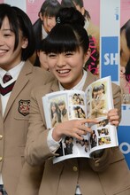 お気に入りの写真を紹介する堀内まり菜。