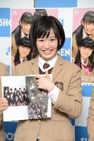 お気に入りの写真を紹介する杉﨑寧々。