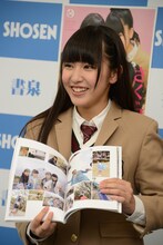 お気に入りの写真を紹介する飯田來麗。