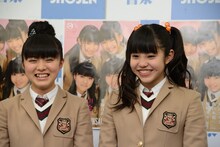 左から堀内まり菜、佐藤日向。