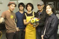 開演前自らアレンジした花を届ける酒田と、フラワーカンパニーズ。 （撮影：岩佐篤樹）