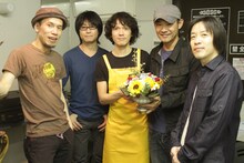 開演前自らアレンジした花を届ける酒田と、フラワーカンパニーズ。 （撮影：岩佐篤樹）