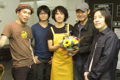 渾身のフラワーアレンジメントをフラワーカンパニーズの楽屋に届ける酒田耕慈。