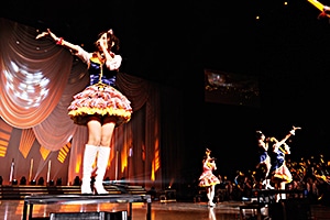 原紗友里、山本希望、佳村はるか、松嵜麗、黒沢ともよからなる“パッション”属性チーム。