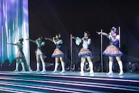 青木瑠璃子、福原綾香、洲崎綾、内田真礼、早見沙織の“クール”属性チーム。