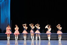 大橋彩香、大坪由佳とインタビュー形式のMCを繰り広げる“クール”属性チーム。