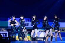 穴井千尋、神志那結衣、松岡菜摘、宮脇咲良、森保まどか、神志那結衣による「CAT'S EYE」。 (c)AKS