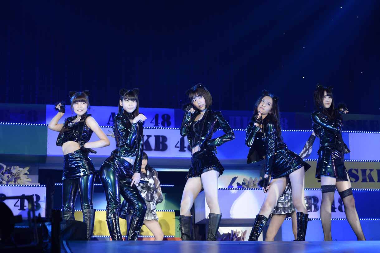穴井千尋、神志那結衣、松岡菜摘、宮脇咲良、森保まどか、神志那結衣による「CAT'S EYE」。 (c)AKS