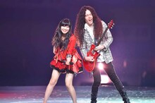 左から指原莉乃、マーティ・フリードマン。 (c)AKS