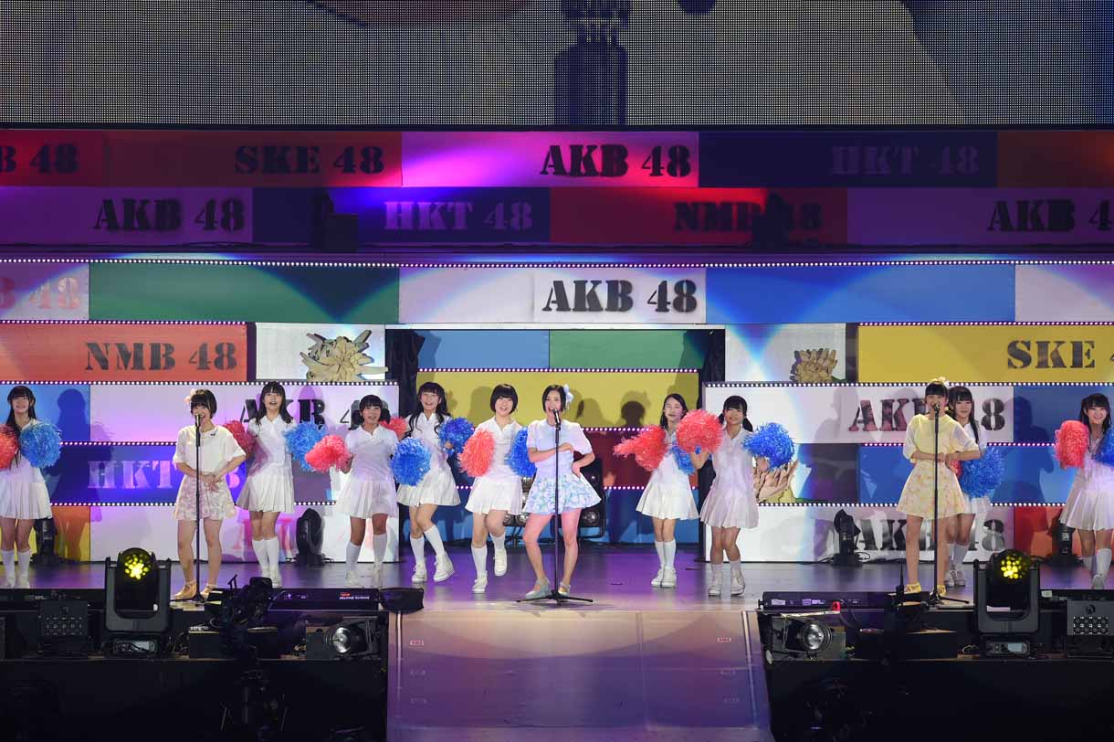 朝長美桜、兒玉遥、田島芽瑠による「春一番」歌唱の様子。 (c)AKS