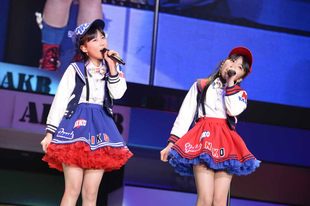 田中美久、矢吹奈子による「生意気リップス」歌唱の様子。 (c)AKS