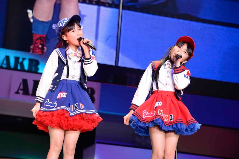 田中美久、矢吹奈子による「生意気リップス」歌唱の様子。 (c)AKS