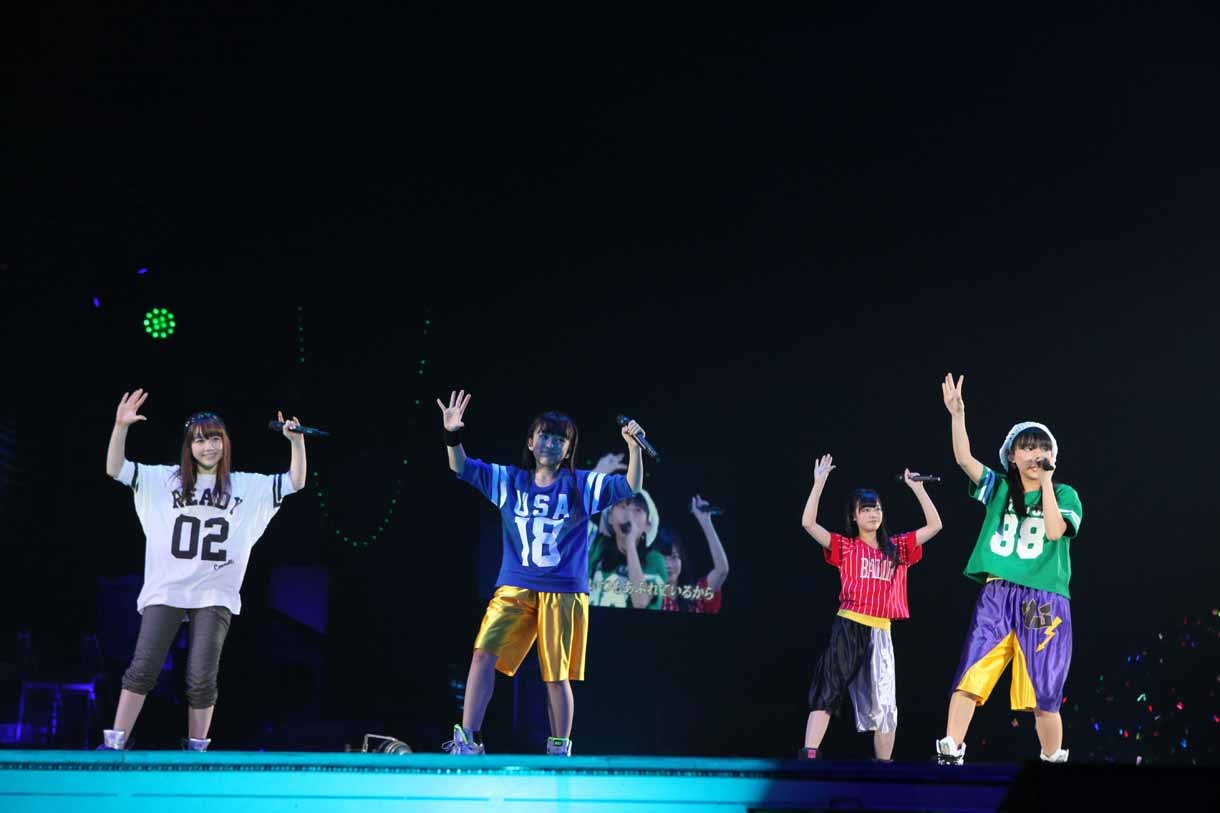 村重杏奈、矢吹奈子、本村碧唯、田中美久による「Body ＆ Soul」歌唱の様子。 (c)AKS