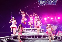 「AKB48リクエストアワーセットリストベスト200 2014」夜の部の様子。(c)AKS