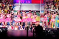 「AKB48リクエストアワーセットリストベスト200 2014」夜の部の様子。(c)AKS