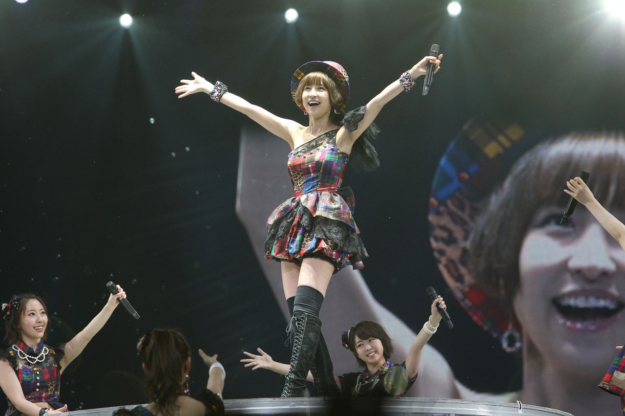 「上からマリコ」を披露する篠田麻里子。(c)AKS