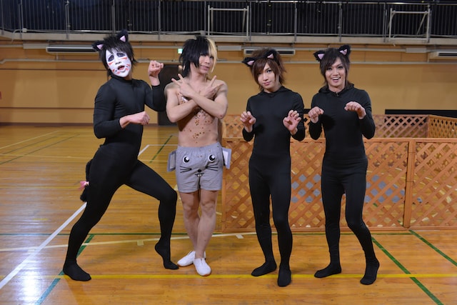 「猫の手も借りたい！ニャーニャーペロペロ」撮影中のゴールデンボンバー。