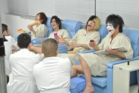 足つぼマッサージに悶絶するゴールデンボンバー。