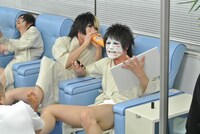 足つぼマッサージに悶絶するゴールデンボンバー。