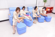 「悶絶！足つぼ伝言ゲーム」撮影中のゴールデンボンバー。