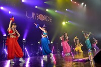 東京公演第2部「築地サーモンピンク」の様子。