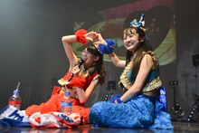 「10分クッキング！」の進行を無視してじゃれる秋本帆華（左）と咲良菜緒（右）。