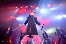ピンクのラインが入った長ランを羽織ってアニソンを熱唱した安藤ゆず。
