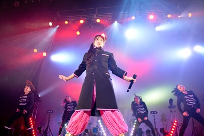 ピンクのラインが入った長ランを羽織ってアニソンを熱唱した安藤ゆず。