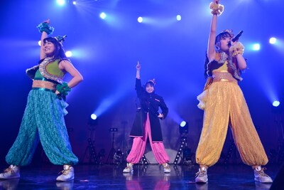 安藤ゆずとストロベリー・グッバイ・フォーエバーズによる「私がセンター」歌唱シーン。