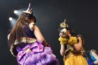 大黒柚姫（左）をチェキで撮影する伊藤千由李（右）。