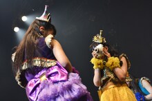 大黒柚姫（左）をチェキで撮影する伊藤千由李（右）。