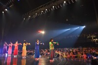 東京公演第2部「築地サーモンピンク」の様子。