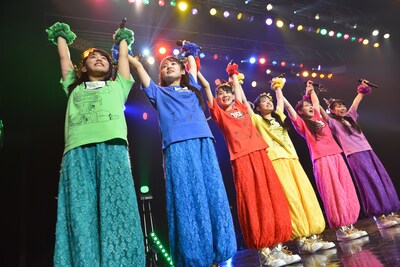 東京公演第2部「築地サーモンピンク」アンコールの様子。