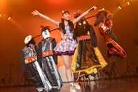 奇抜なスタイルで「東名阪膝栗毛」を歌う大黒柚姫。