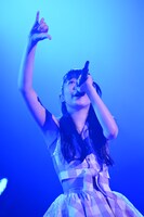 「ロマンティック 浮かれモード」を歌う大黒柚姫。