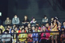 2階席に登場したレポーター伊藤千由李。