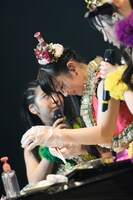 手巻き寿司作りにチャレンジする安藤ゆず。