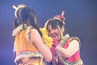 曲中の振りを変えて安藤ゆず（右）に近付き頭をなでる伊藤千由李（左）。