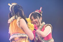 曲中の振りを変えて安藤ゆず（右）に近付き頭をなでる伊藤千由李（左）。