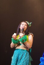 「チームしゃちほこ 10分クッキング！」福岡編では明太子おにぎりの中に1つわさび入りを作り、ロシアンルーレット形式で試食することに。写真は不安そうにおにぎりを持つ坂本遥奈。