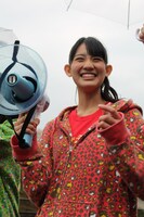 Zepp Fukuoka公演開演前、雨の中集まったファンに挨拶する秋本帆華。