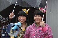 Zepp Fukuoka公演開演前、雨の中集まったファンに挨拶する伊藤千由李（左）と安藤ゆず（右）。