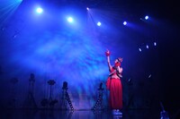 チームしゃちほこ初の福岡単独公演でソロ楽曲「おっとりガールの憂鬱」を歌う秋本帆華。