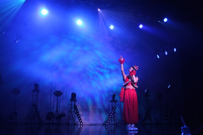 チームしゃちほこ初の福岡単独公演でソロ楽曲「おっとりガールの憂鬱」を歌う秋本帆華。