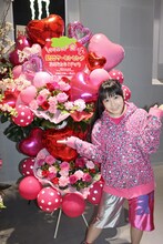 ファンから贈られた花を前に記念撮影する安藤ゆず。